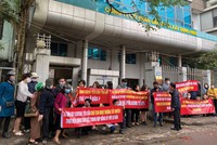 Khách hàng căng băng rôn phản đối chủ đầu tư HUD1 tại trụ sở Công ty