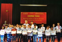 200 suất học bổng 'Vì trẻ em Việt Nam' đến với học sinh tỉnh Điện Biên