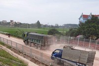 Xe quá tải liên tục tràn vào công trường phá nát móng và lớp cấp phối vừa được các nhà thầu thi công.