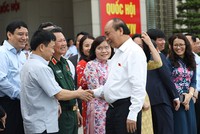 Thủ tướng Nguyễn Xuân Phúc và các vị đại biểu trước buổi họp trực tiếp đầu tiên của kỳ họp thứ 9, Quốc hội khoá XIV