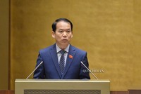Chủ nhiệm Uỷ ban Pháp luật Hoàng Thanh Tùng trình bày báo cáo tiếp thu, giải trình trước khi đại biểu bấm nút.