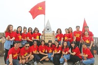 Du khách check in đỉnh Fansipan (Sa Pa, Lào Cai). 