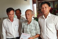 Đại diện Bảo Minh trao tiền bồi thường đợt 1 cho gia đình nạn nhân bị tử vong của vụ tai nạn.