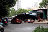 Gần 20 năm, khu đất C2 vẫn bỏ hoang, xung quanh được lập chợ tạm