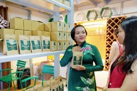 Bà Nguyễn Thiện Mỹ, người sáng lập DOTATA giới thiệu sản phẩm cà phê UPTA đến khách hàng.