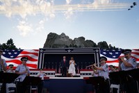 Lễ kỷ niệm hoành tráng của TT Trump ở núi thiêng dù bị phản đối dữ dội