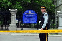 Cảnh sát Canada phong tỏa hiện trường vụ lao xe của một quân nhân vào khu dinh thự của Thủ tướng và Toàn quyền ở Ottawa ngày 2/7/2020. Ảnh: AFP/TTXVN