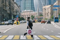 Người dân đeo khẩu trang phòng lây nhiễm COVID-19 tại Moskva, Nga, ngày 9/6/2020. Ảnh: THX/TTXVN