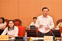  Bộ trưởng Bộ Tài chính Đinh Tiến Dũng trình bày tờ trình tại phiên họp. 