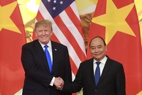 Tổng thống Mỹ Donald Trump tại cuộc hội kiến với Thủ tướng Nguyễn Xuân Phúc nhân chuyến thăm Việt Nam dự hội nghị thượng đỉnh Mỹ - Triều lần 2 tại Hà Nội.