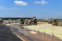 Việc thi công cải tạo, hệ thống đường lăn, đường cất hạ cánh tại sân bay Tân Sơn Nhất, Nội Bài đang ảnh hưởng lớn tới hoạt động khai thác của các hãng hàng không.