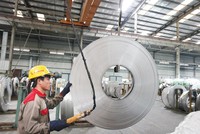 Các chính sách hỗ trợ nên tạo điều kiện thuận lợi hơn về vốn, nguồn nguyên liệu đầu vào, nhân lực, cơ sở vật chất… cho doanh nghiệp sản xuất, kinh doanh. Trong ảnh: Sản xuất bồn nước tại Công ty Sơn Hà. Ảnh: Đức Thanh