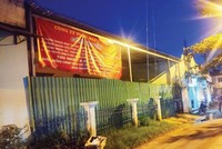 Tại trụ sở chính ở quận 12 (TP.HCM), Công ty May D.T vẫn hoạt động và treo biển tuyển dụng công nhân.