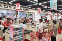 Hoạt động thương mại và dịch vụ tháng 7/2020 tiếp tục xu hướng tăng trở lại nhờ các chính sách kích cầu tiêu dùng và du lịch nội địa. Ảnh: Đức Thanh.