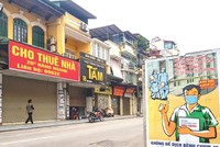 Phố cổ Hà Nội trong thời gian giãn cách xã hội không còn cảnh bán buôn tấp nập, nhiều cơ sở kinh doanh điêu đứng, phải đóng cửa, sang nhượng cửa hàng.
