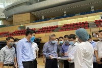 Bí thư Thành ủy Đà Nẵng cùng với cơ quan chức năng kiểm tra, đôn đốc việc hoàn tất bệnh viện dã chiến quy mô 700 giường tại Cung thể thao Tiên Sơn