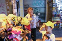 Bà Hiền (quê Hà Nam) quyết bám trụ Hà Nội để mưu sinh. Ảnh: Hồ Hạ