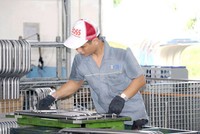 Công ty TNHH Công nghiệp Boss liên kết với một số doanh nghiệp khác sản xuất các thiết bị y tế xuất khẩu vào Hoa Kỳ. Ảnh: Hương GIang