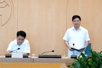 Phó Chủ tịch UBND TP Ngô Văn Quý cho biết, tại điểm thi huyện Đan Phượng có 1 giáo viên thuộc diện F1, do đó, Ban Chỉ đạo thi đã cho chuyển toàn bộ điểm thi này, toàn bộ cán bộ, giáo viên cũng được thay thế bằng tổ giáo viên khác.