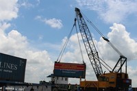 Bốc dỡ hàng hóa tại một cảng biển Việt Nam. (Ảnh: Hồng Thái/TTXVN)