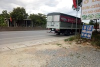 Một xe tải chở hàng đến từ vùng dịch ghé lại địa bàn khu vực huyện Lệ Thủy, Quảng Bình trong sáng 13/8.