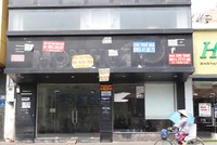 Mặt bằng tại số 290 Hai Bà Trưng, phường Tân Định, quận 1, TP.HCM được dán biển cho thuê trong nhiều tháng nay (Ảnh: Lê Toàn)
