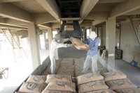 Tiêu thụ xi măng từ đầu năm đến nay khó khăn, khiến lợi nhuận nhiều công ty giảm mạnh.