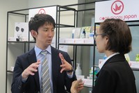 Giám đốc Dự án JETRO Hà Nội Abe Tomofumi (bìa trái) trao đổi bên lề buổi họp báo. Ảnh: Lê Quân