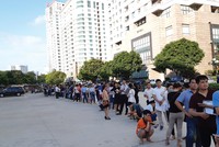 Người dân xếp hàng bốc thăm suất mua nhà ở xã hội dự án nhà ở xã hội NTHOME. Ảnh: Thành Nguyễn