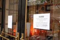 Covid-19 tái bùng phát khiến hàng loạt cơ sở kinh doanh dịch vụ phục vụ du khách tại Hà Nội phải đóng cửa.
