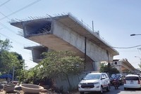 Cầu Nam Lý đang trong tình trạng đình đốn thi công, mới thực hiện được khoảng 39% khối lượng. Ảnh: N.T
