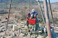 Công nhân khảo sát địa chất tuyến cao tốc Vĩnh Hảo - Phan Thiết. Ảnh: Báo Giao thông