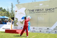 Bà Nguyễn Thị Nga, Chủ tịch BRG phát bóng tại giải vô địch Gôn liên Câu lạc bộ châu Á Thái Bình Dương 2017 tại BRG Danang Golf Resort