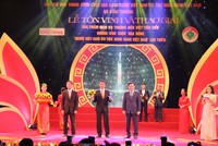 Ông Nguyễn Văn Bùi, Phó tổng giám đốc Traphaco nhận giải thưởng