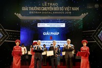 Ông Nguyễn Tuấn Cường, Phó tổng giám đốc SeABank nhận giải thưởng.