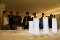 Đại diện chủ đầu tư giới thiệu với khách hàng về quy hoạch dự án. Ảnh: Thành Nguyễn