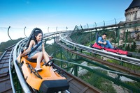 Nghỉ lẽ dài ngày, nhiều gia đình lựa chọn những chuyến đi xa và săn khuyến mại.