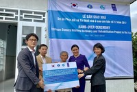 Bàn giao nhà cho người dân ở Phú Yên bị thiệt hại do bão Damrey. Ảnh: UNDP.