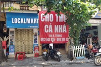 Nhiều nhà phố cổ treo biển cho thuê hoặc đóng cửa, cảnh hiếm thấy tại Hà Nội. Ảnh: Dũng Minh.