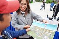 Nhà đầu tư tìm hiểu về dự án FLC Quang Binh Beach & Golf Resort. Ảnh: Thành Nguyễn.