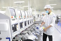 Dây chuyền sản xuất bo mạch trong nhà máy Sky Light Việt Nam.