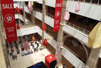 Ngành bán lẻ đang chịu ảnh hưởng tiêu cực từ Covid-19. Ảnh: Thành Nguyễn.