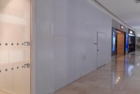 Nhiều gian hàng tại các trung tâm thương mại phải tạm đóng cửa vì dịch bệnh. Ảnh: Thành Nguyễn.