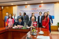 Đại sứ Đan Mạch tại Việt Nam Kim Højlund Christensen và Thứ trưởng Bộ Công Thương Đặng Hoàng An tại lễ ký kết 28/10/2021.