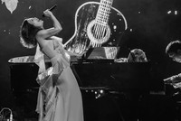 Phú Quang đóng đinh tên tuổi của mình cùng Hà Nội và những đêm nhạc của riêng ông. Ảnh: Internet.