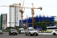 Nhiều doanh nghiệp địa ốc đang chạy đua để đưa hàng ra thị trường. Ảnh: Thành Nguyễn.