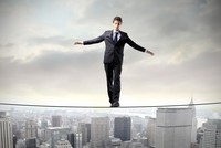 Đầu tư chứng khoán phái sinh cũng khó như... đi trên dây vậy. Ảnh: Shutterstock.