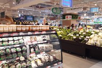 Ngành bán lẻ đang "vượt khó" trong áp lực lạm phát và cắt giảm chi tiêu. Ảnh: Thành Nguyễn.