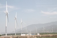 Năng lượng tái tạo là giải pháp dài hạn cho việc thiếu điện sản xuất. Ảnh: Bình Minh.