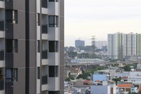 Người dân TP.HCM ngày càng khó mua nhà do giá cao. Ảnh: Bình Minh.